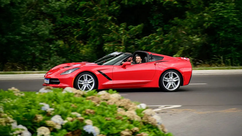 Super Carros em Gramado: conversível vermelho exposto no jardim da atração