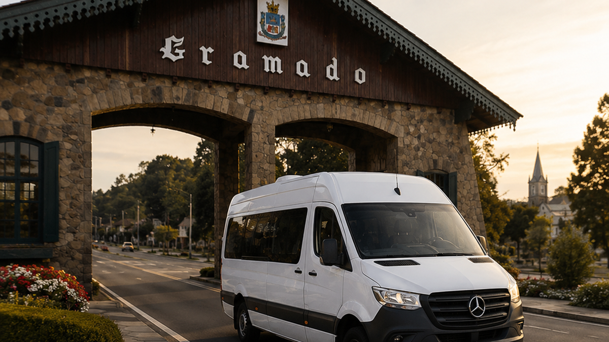 Van executiva do transfer DSTOUR em frente ao pórtico de Gramado