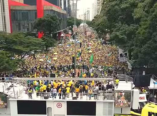 Atos em SP e no Rio reúnem manifestantes por impeachment e anistia; Paulista teve 42 mil pessoas e Copacabana cerca de 4,7 mil.