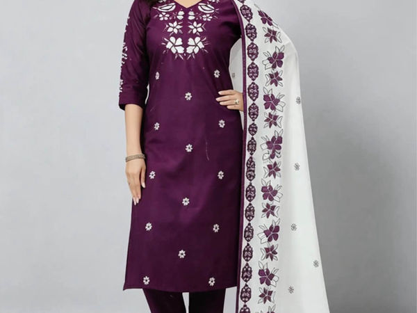 Ensemble Salwar Kameez violet brodé avec dupatta