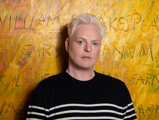 Andy Bell, a voz do Erasure, está prestes a iniciar sua nova turnê no Brasil celebrando carreira, nova fase solo e grandes sucessos