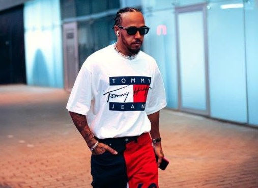 Lewis Hamilton veste custom Tommy Hilfiger no Grande Prêmio de São Paulo