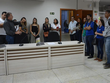 Alunos do 7º período de Administração visitam Câmara Municipal de Linhares