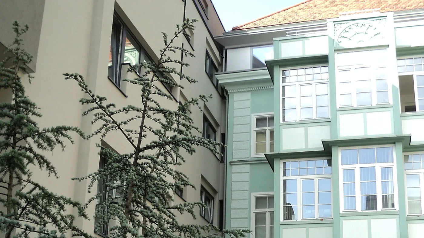 Morellenfeldgasse 42 und der anschließende Neubau im Hof