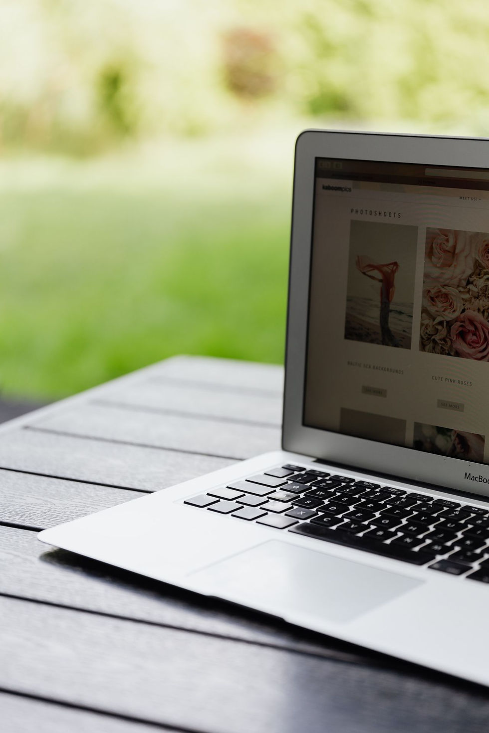 macbook mostrando página de um site