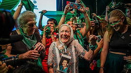 En 1977, en pleine dictature militaire, lorsque les forces armées enlèvent, séquestrent et font disparaître son fils, Nora Cortiñas descend dans la rue avec d’autres mères de "disparu·es". Refusant le silence et la peur, elles fondent ensemble le mouvement historique des « Mères de la Place de Mai » contre le régime autoritaire de Jorge Videla, exigeant que leurs filles et leurs fils réapparaissent vivants. Malgré l'enlèvement, la torture et le meurtre de trois membres des Mères, elles ont survécu à la dictature et sont apparues lors du retour de la démocratie au début des années 80 comme un symbole des droits de l'homme, de la rébellion et de la protestation.

