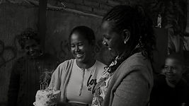 À la frontière entre l'Équateur et la Colombie, une femme Afro-équatorienne gère un refuge pour les migrants vénézuéliens, finançant sa mission grâce à des échanges transfrontaliers peu orthodoxes. Sa détermination à aider les autres ne faiblit jamais, même lorsque la crise frappe.