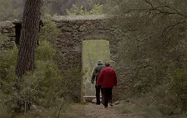 Dans le sud-est de l’Espagne, se trouve une muraille qui sépare deux mondes. Un monde sain et un monde malade, jugé contagieux. Le sanatorium des Fontilles a été un sanctuaire pour des personnes atteintes de la lèpre. La réalisatrice parcourt cette frontière, à la rencontre de témoins du passé et du présent. Ensemble, ils donnent corps et deviennent les conteurs d’un monde en train de disparaître.