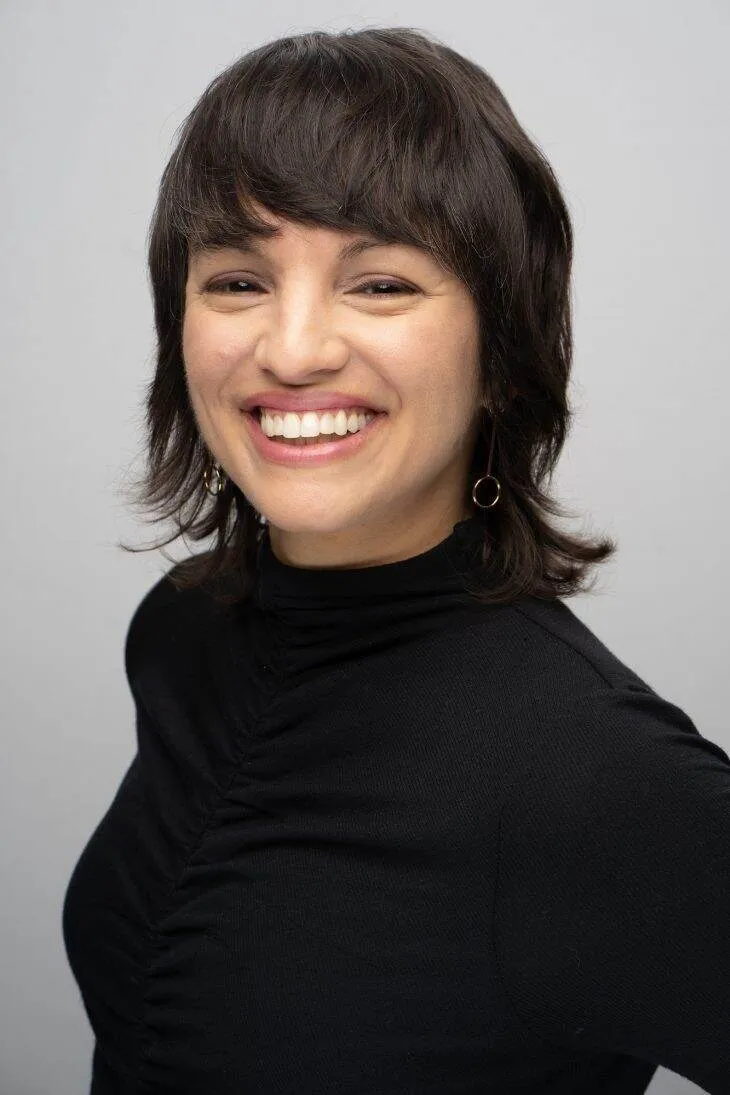 MoniBigSmilePhotoByAsaMathat.jpg2_-730x1095.webp