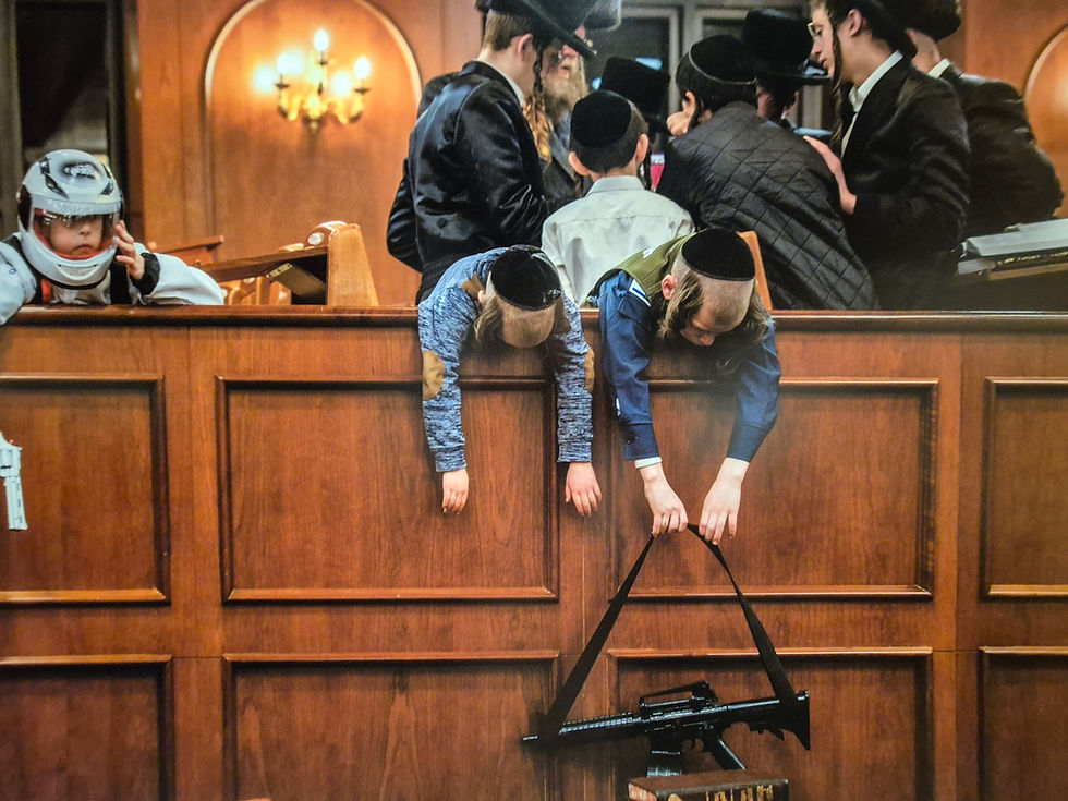 רובה צעצוע בתערוכת עדות מקומית