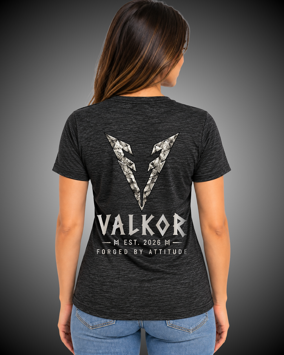 Costas da Camiseta Feminina Valkor Essential cinza mescla com logo.