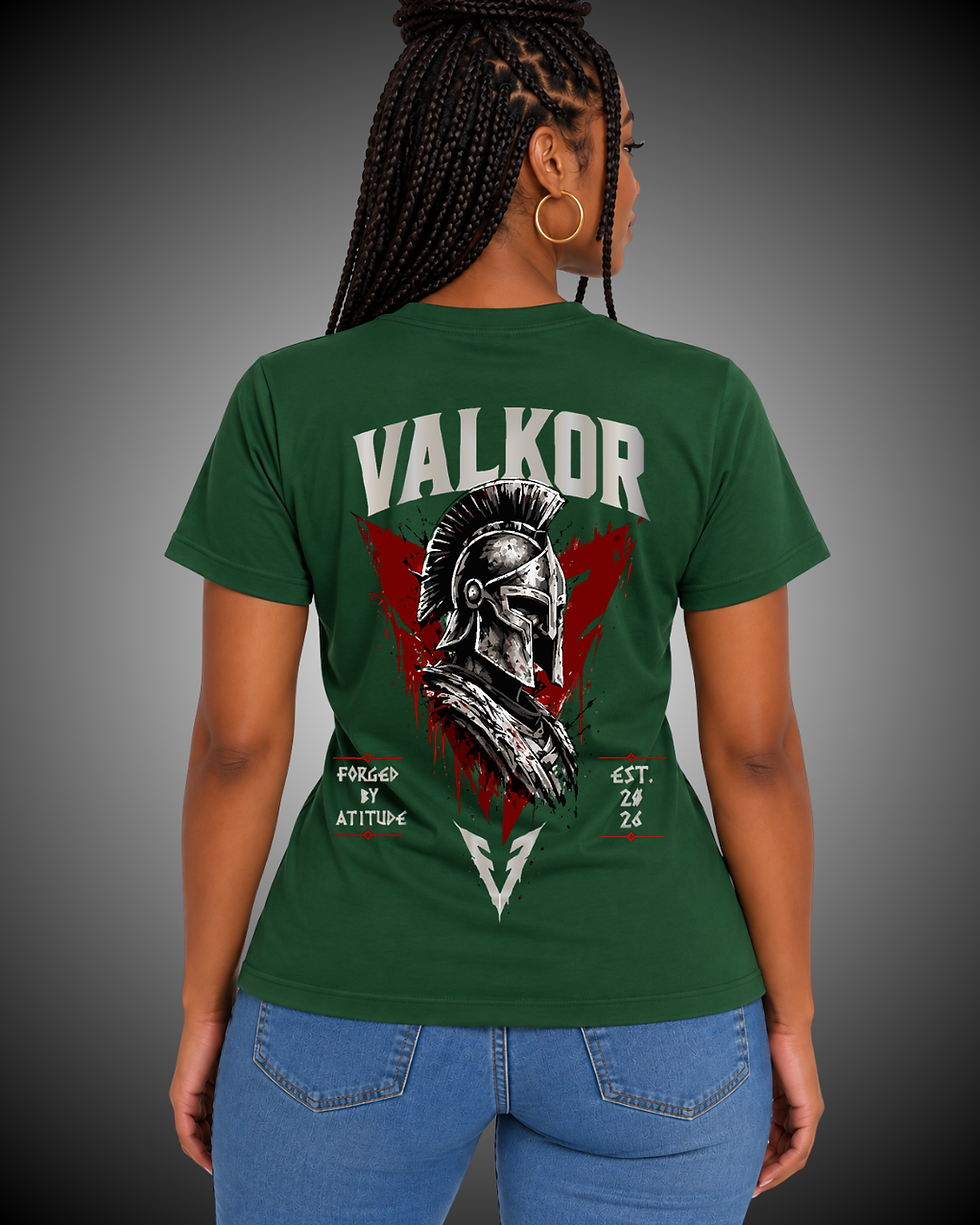 Versão costa da Camiseta Feminina Valkor Essential verde com estampa de elmo espartano.