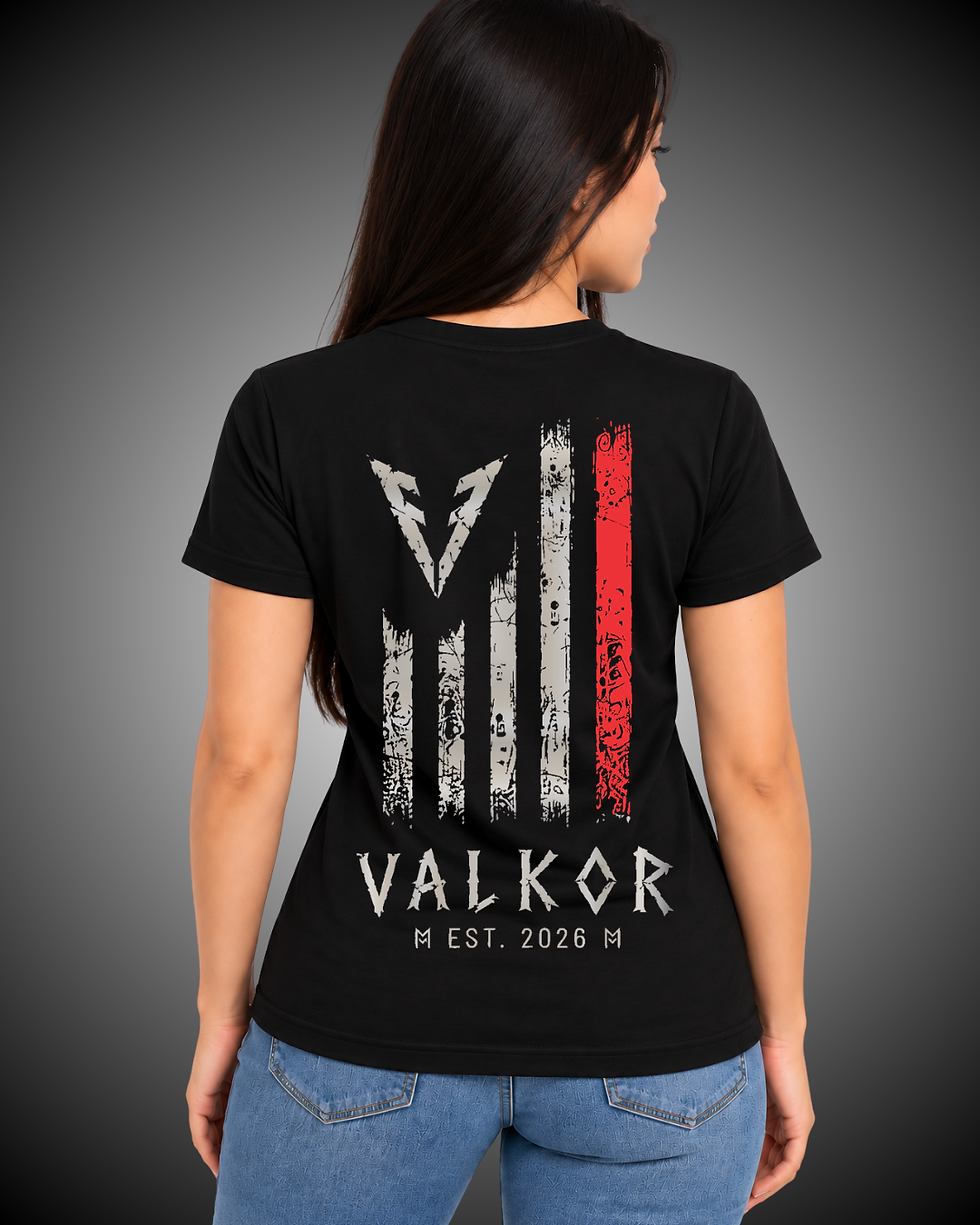 Costas da Camiseta Feminina Valkor Essential preta com estampa.