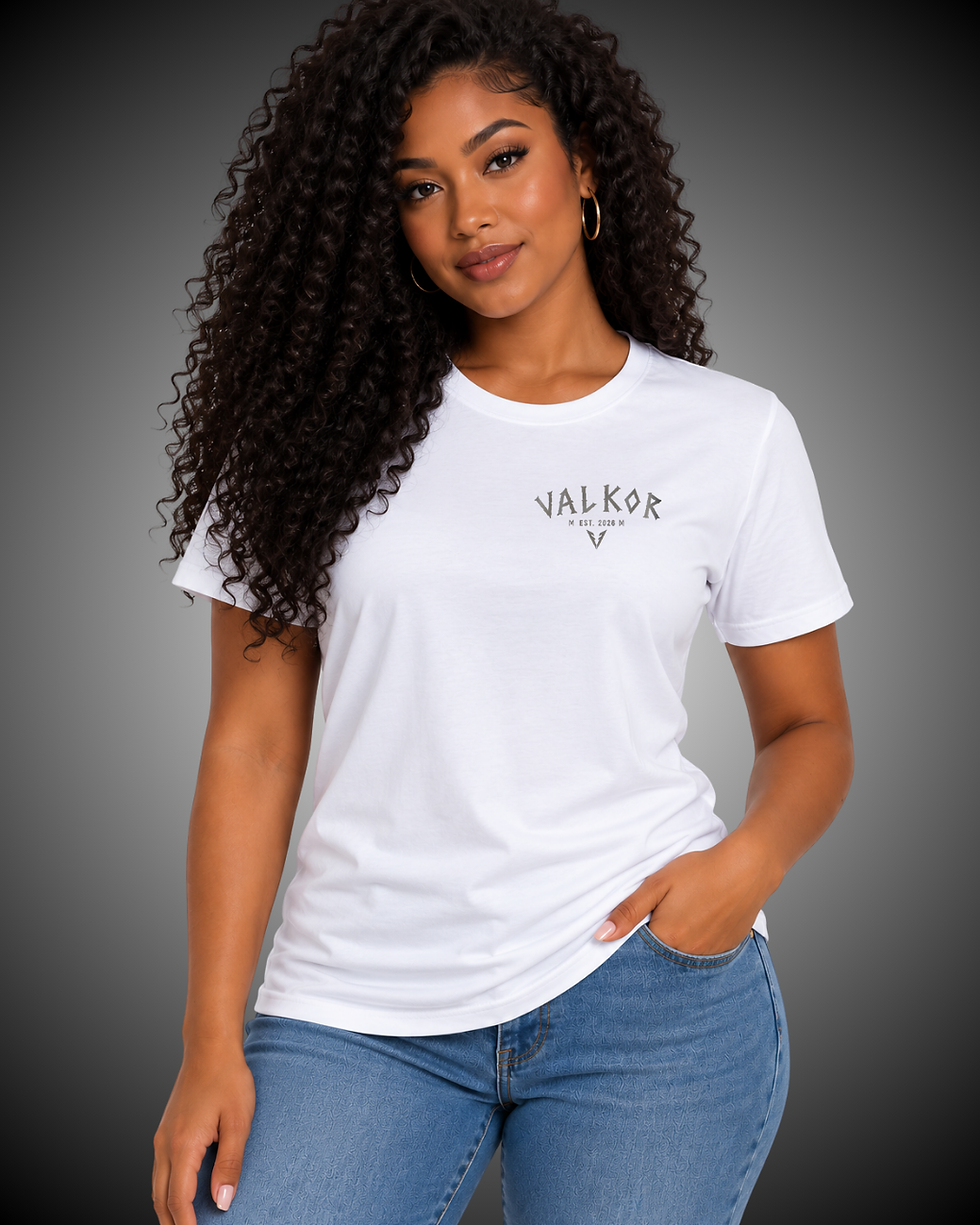 Mulher usando Camiseta Feminina Valkor Essential branca.