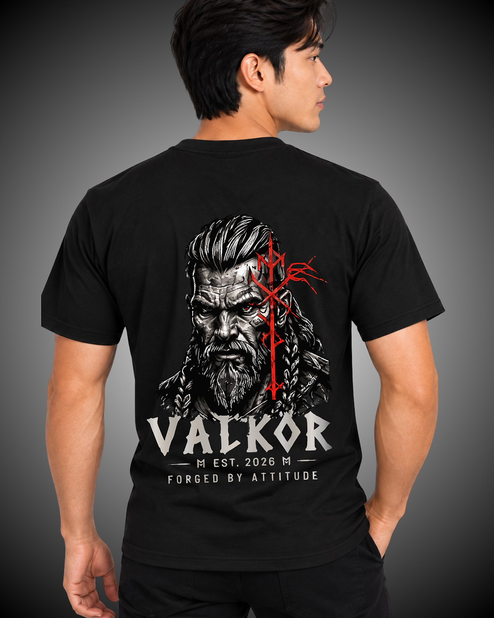 Costas da Camiseta Valkor Essential Masculina com estampa viking e runa vermelha.