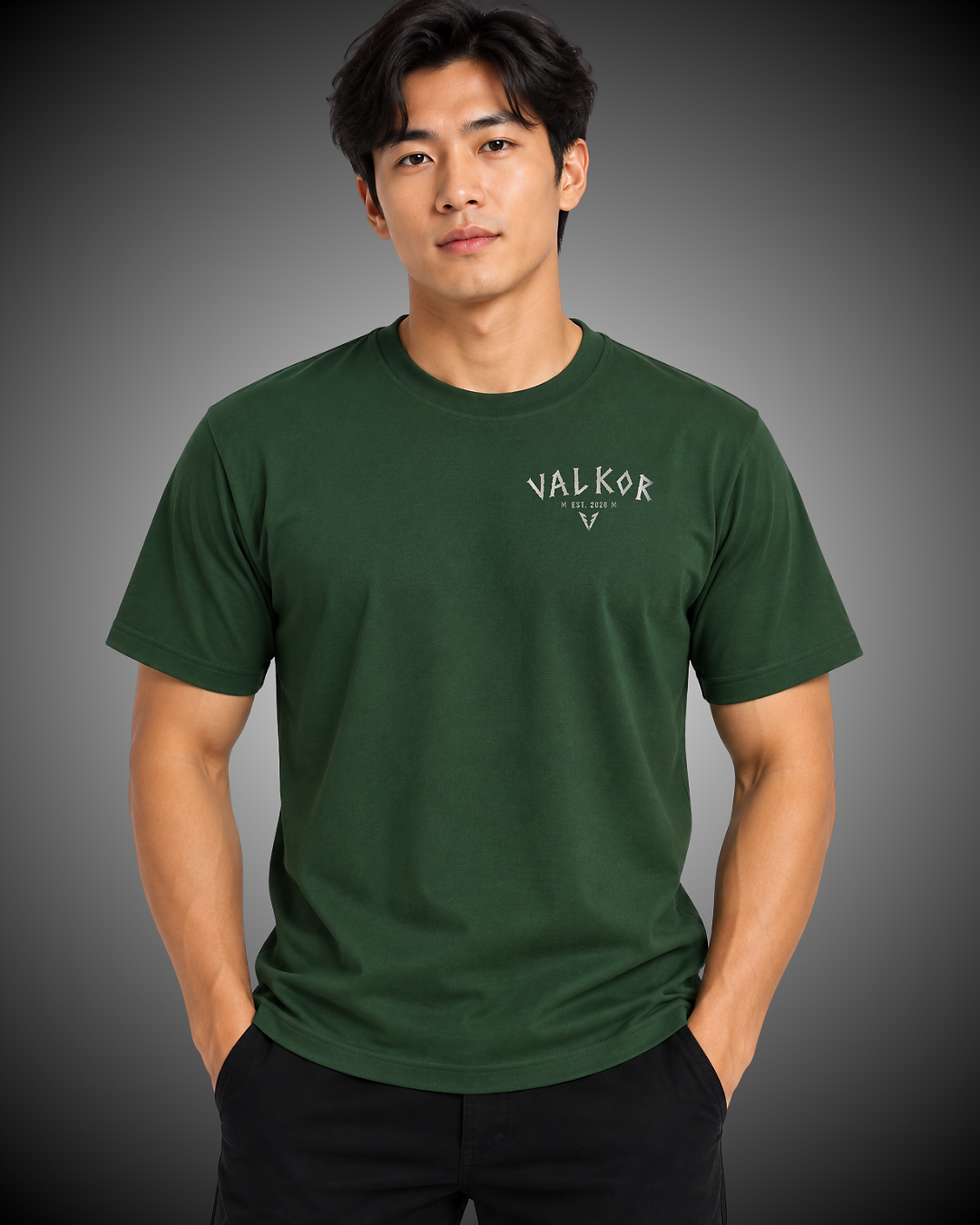 Homem vestindo camiseta Valkor Essential verde militar
