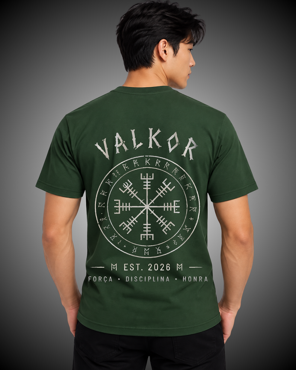 Costas da Camiseta Valkor Essential Masculina verde com estampa viking.