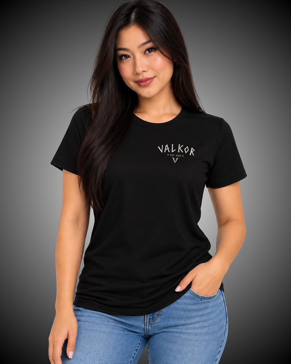Mulher vestindo Camiseta Feminina Valkor Essential preta
