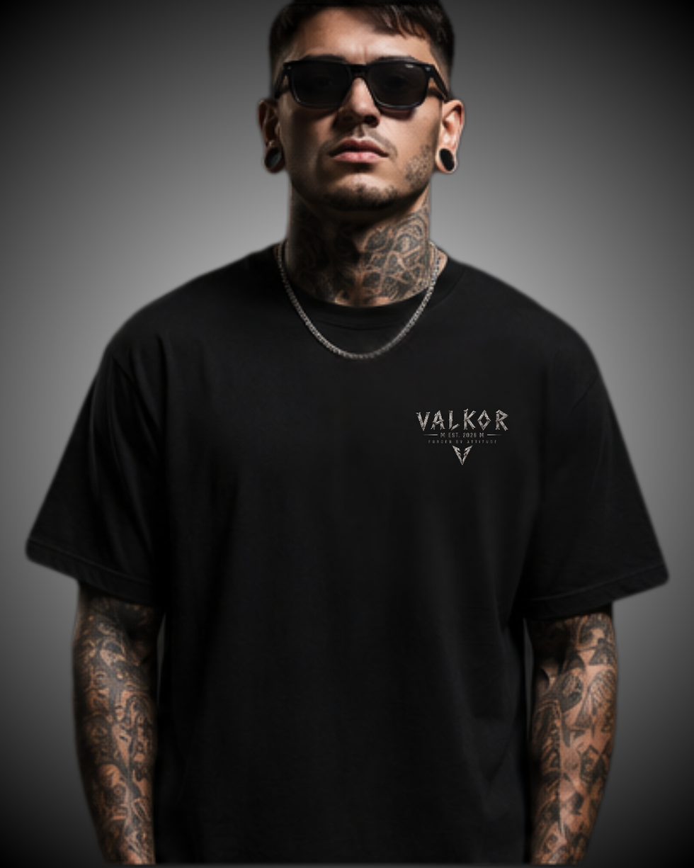 Camiseta Oversized Valkor preta em modelo tatuado.