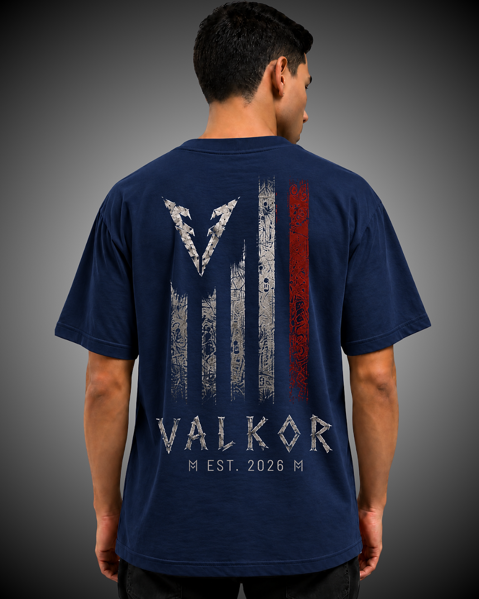 Costas da camiseta oversized azul marinho Valkor com estampa streetwear.