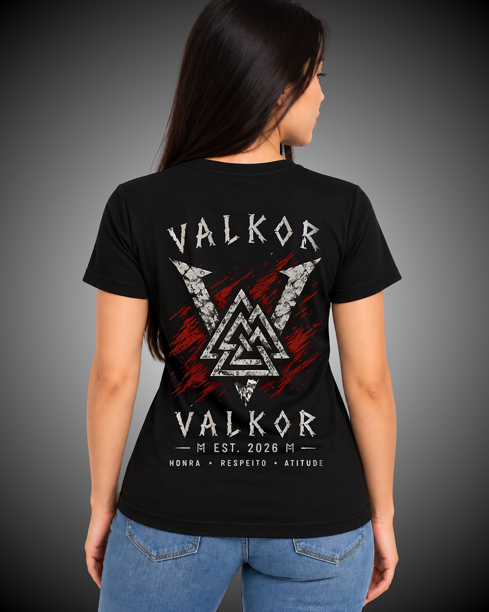 Costas da camiseta feminina Valkor Essential preta com estampa viking.
