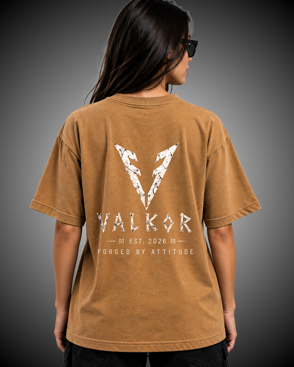 Costas da camiseta oversized marrom Valkor com logo branca.