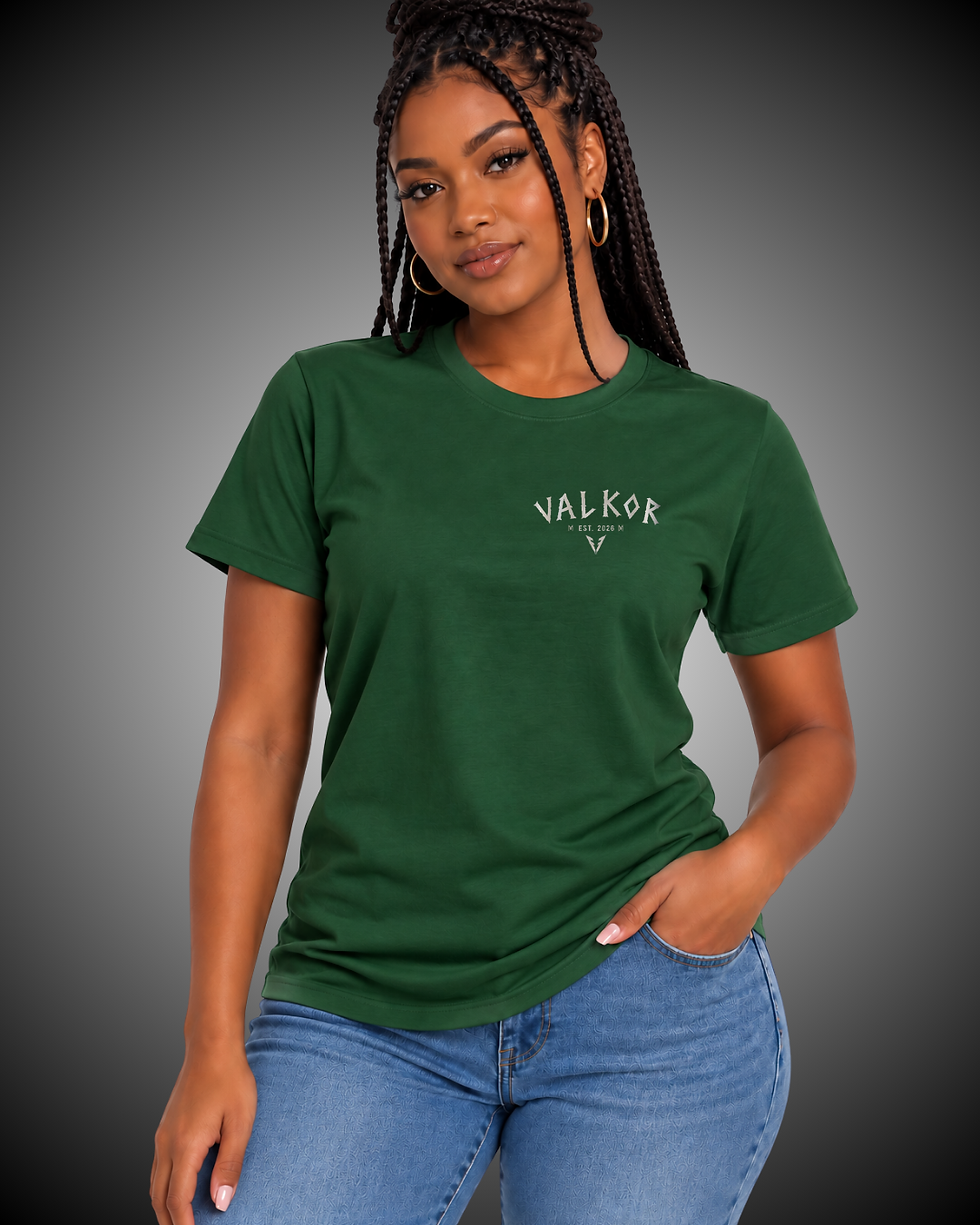Mulher vestindo Camiseta Feminina Valkor Essential verde e calça jeans