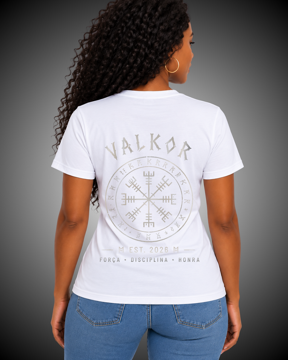 Versão feminina da camiseta Valkor Essential branca de costas.