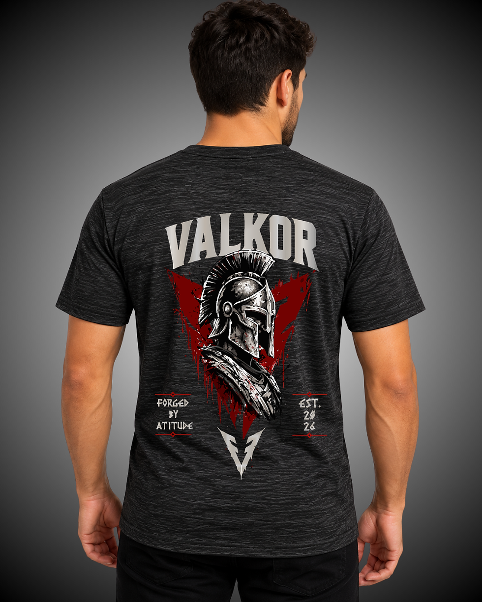 Costas da Camiseta Valkor Essential Masculina com estampa de elmo espartano.