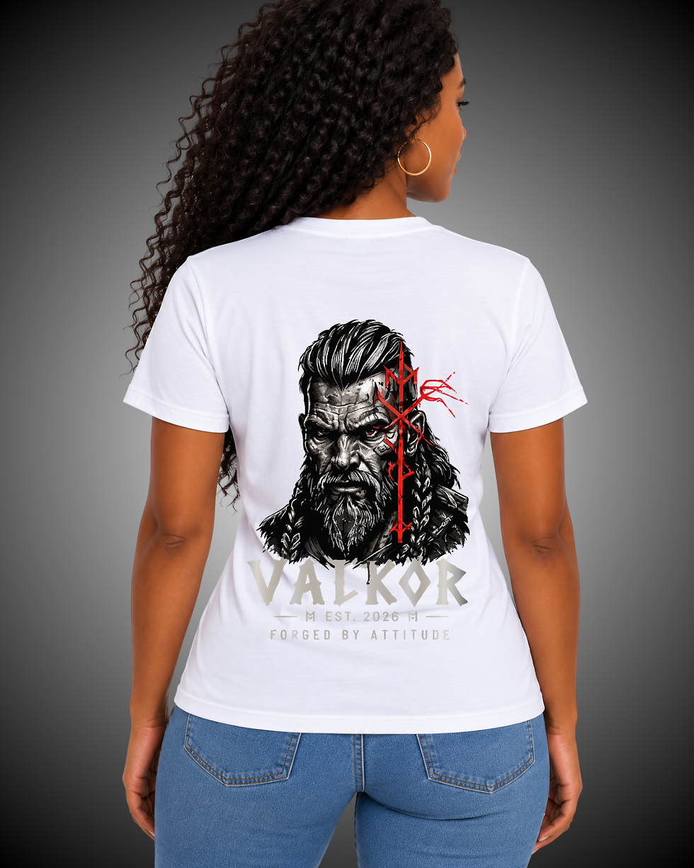 Costas da Camiseta Feminina Valkor Essential branca com estampa de guerreiro nórdico.
