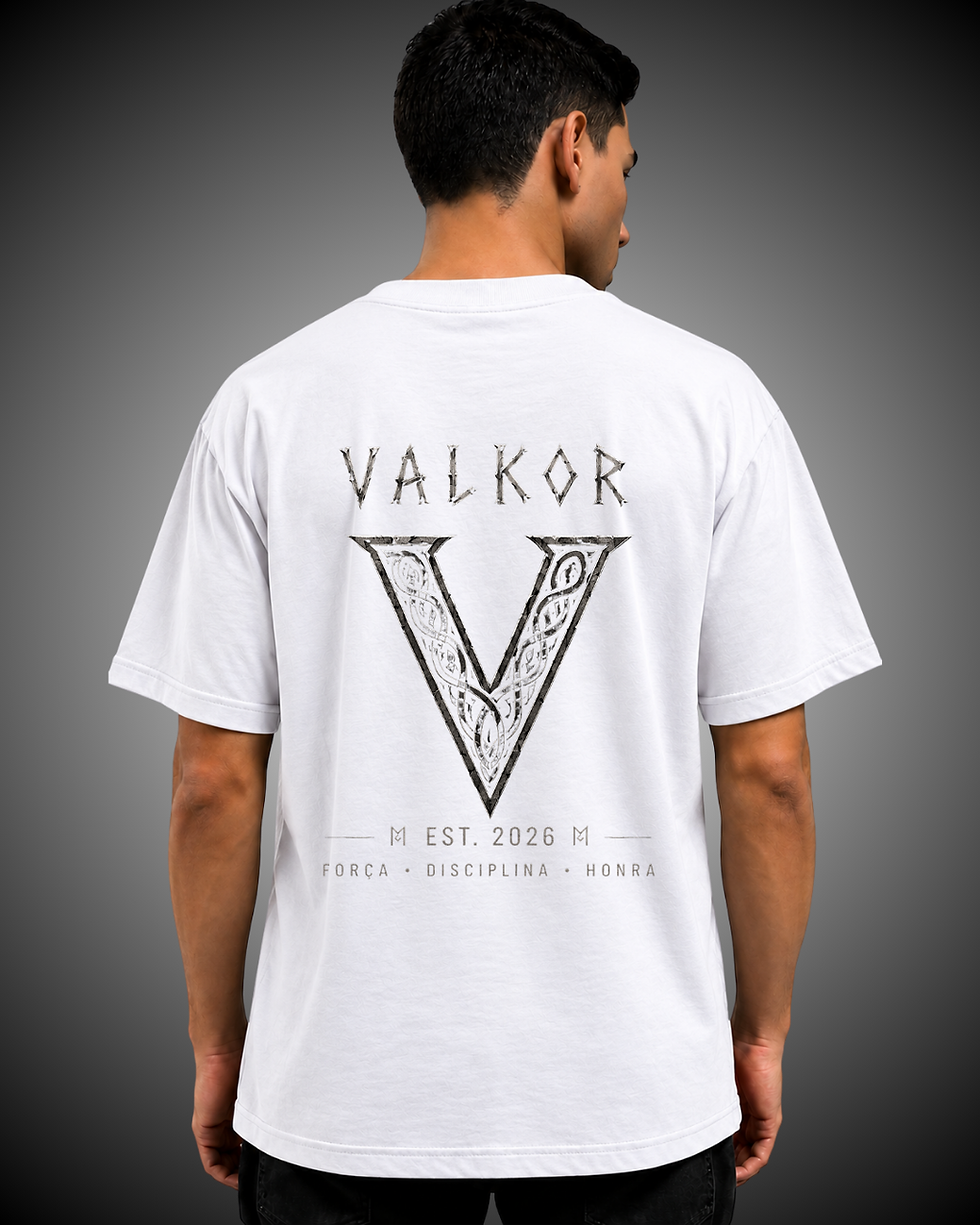 Costas da camiseta branca Valkor oversized com estampa de V estilizado e os dizeres Força, Disciplina e Honra.