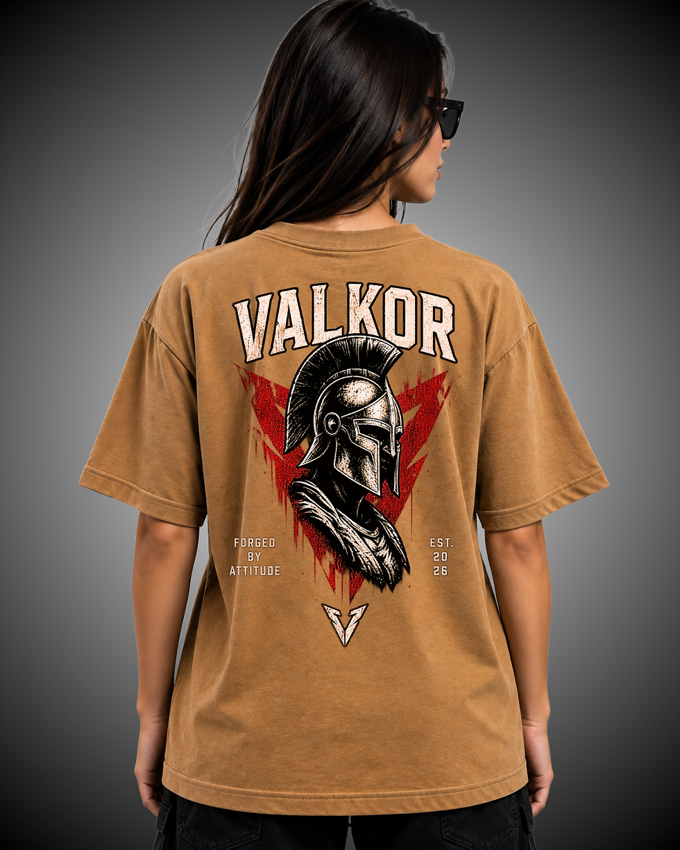 Costas da Camiseta Oversized Valkor marrom com estampa de elmo espartano.