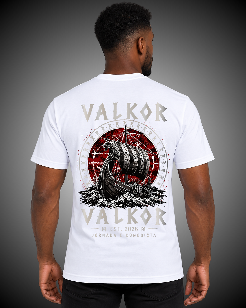 Costas da camiseta Valkor Essential branca com estampa de navio viking.