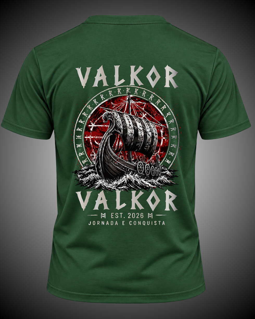 Miniatura: Costas da Camiseta Valkor Essential Masculina verde com estampa de barco viking e texto Valkor