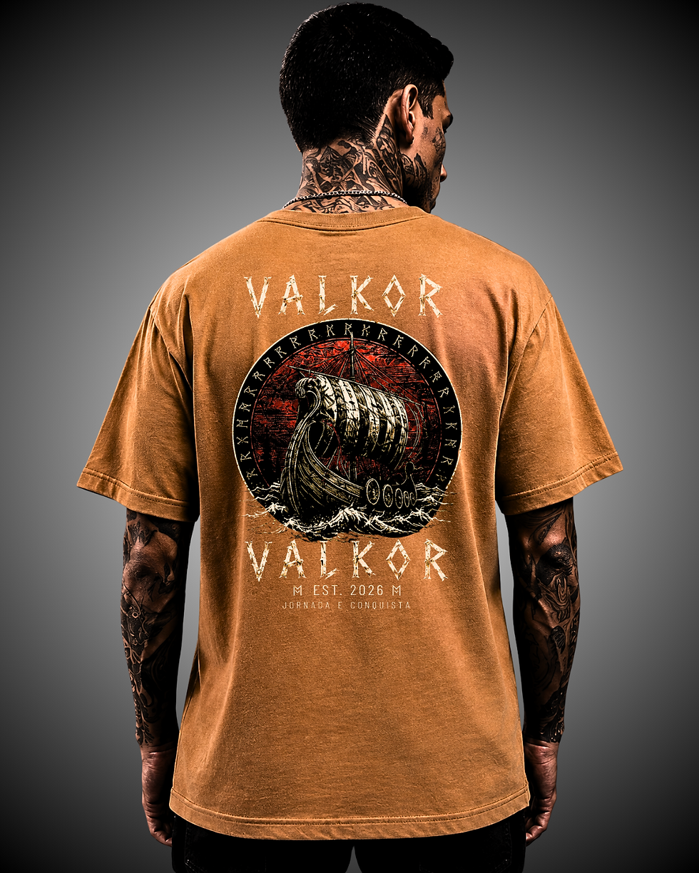 Miniatura: Costas da camiseta oversized Valkor com estampa viking.