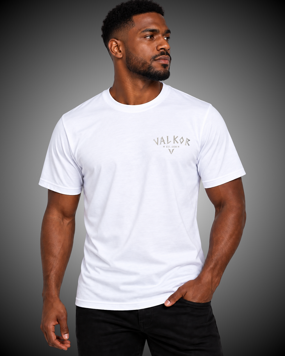 Camiseta Valkor Essential Masculina branca no corpo de um homem.