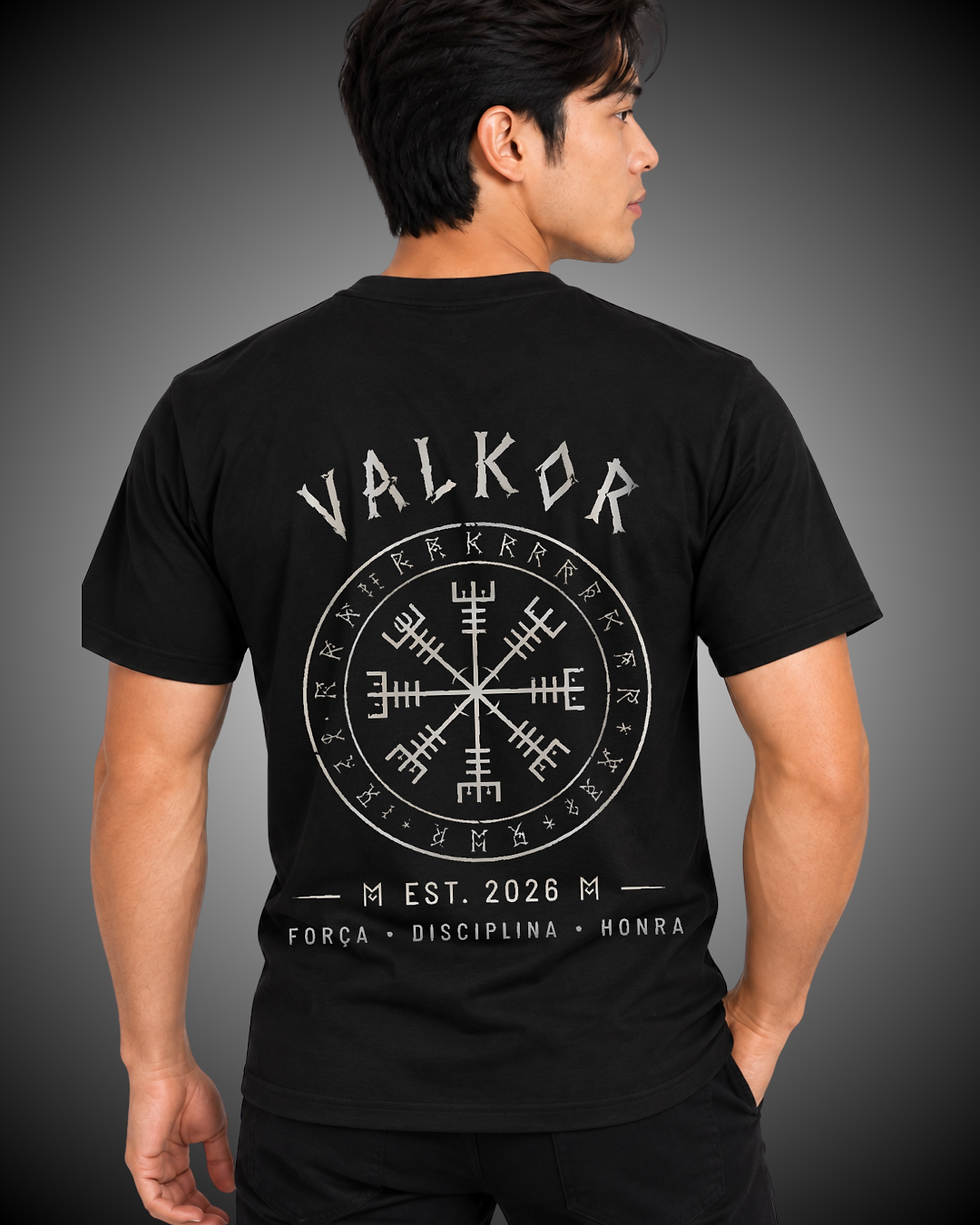 Miniatura: Costas da Camiseta Valkor Essential Masculina com símbolo rúnico.