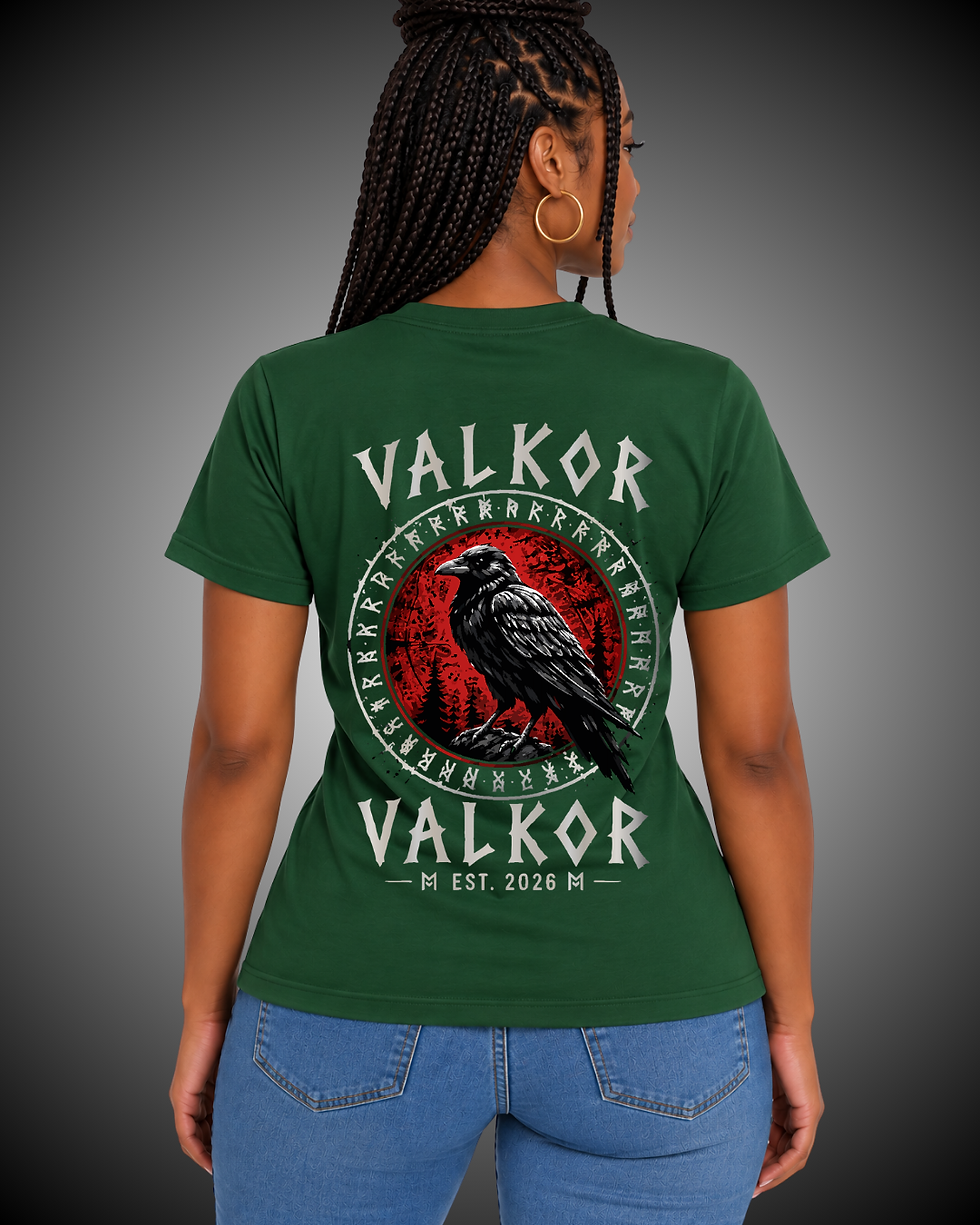 Costas da Camiseta Feminina Valkor Essential verde com estampa de corvo.