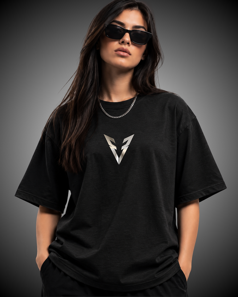 Mulher usando Camiseta Oversized Valkor preta e óculos escuros.
