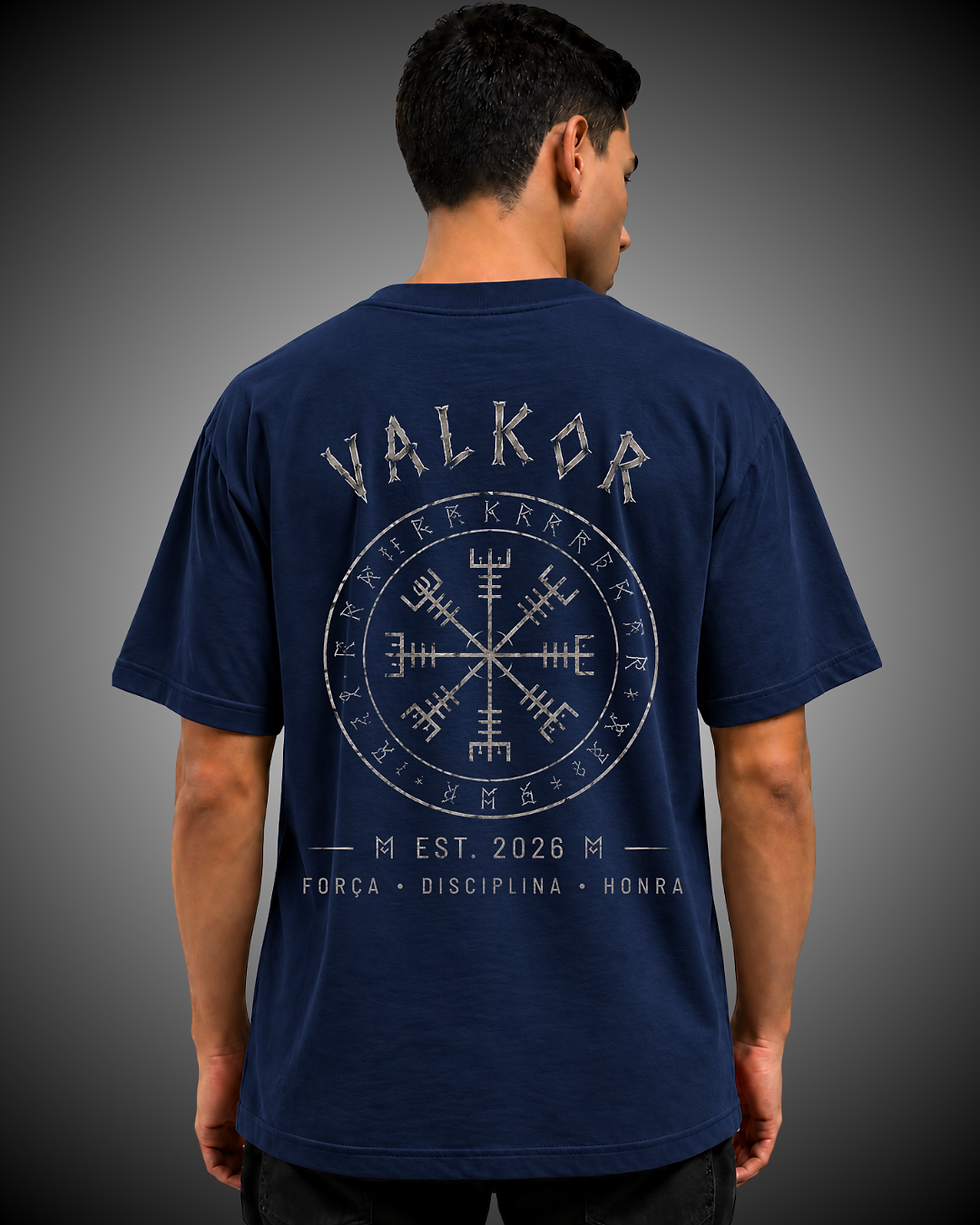 Costas da camiseta Valkor com estampa streetwear nórdica.