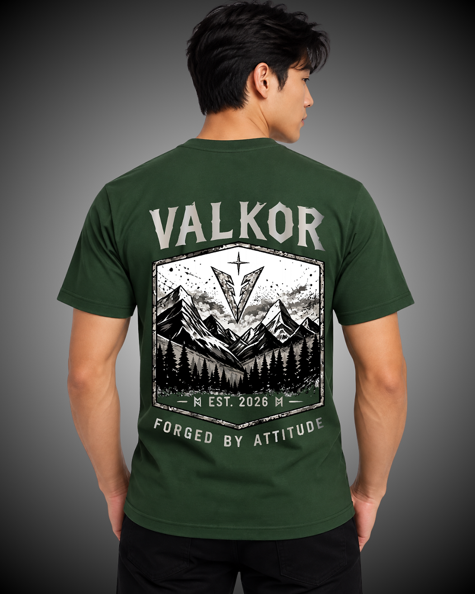 Camiseta Valkor Essential Masculina verde com estampa nas costas.