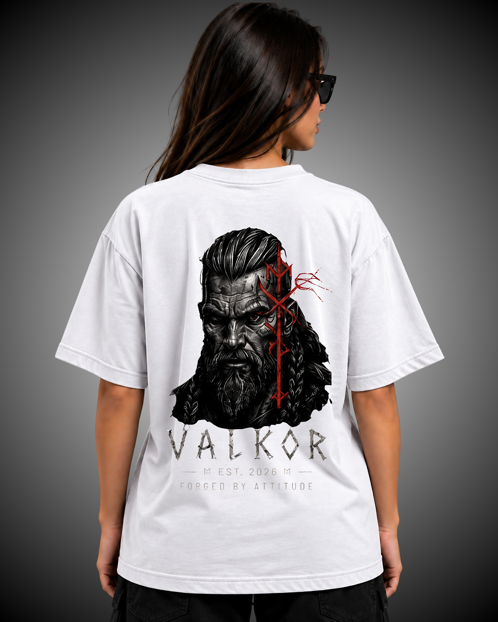 Costas da camiseta oversized branca Valkor com estampa viking.