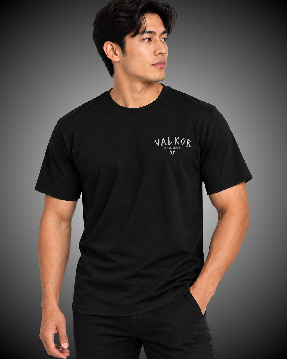 Homem vestindo camiseta Valkor Essential preta com logo no peito