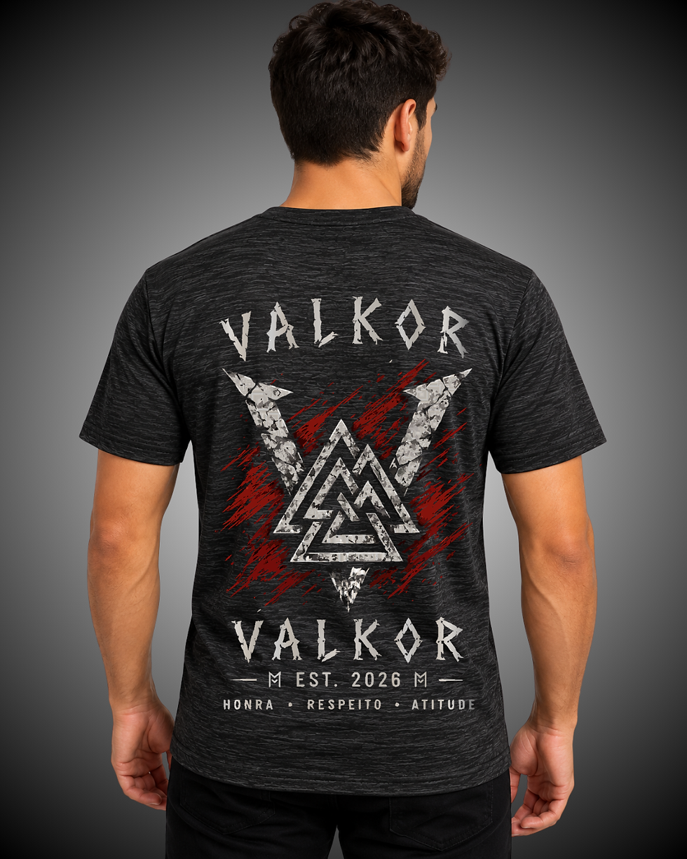 Costas da Camiseta Valkor Essential Masculina com estampa.