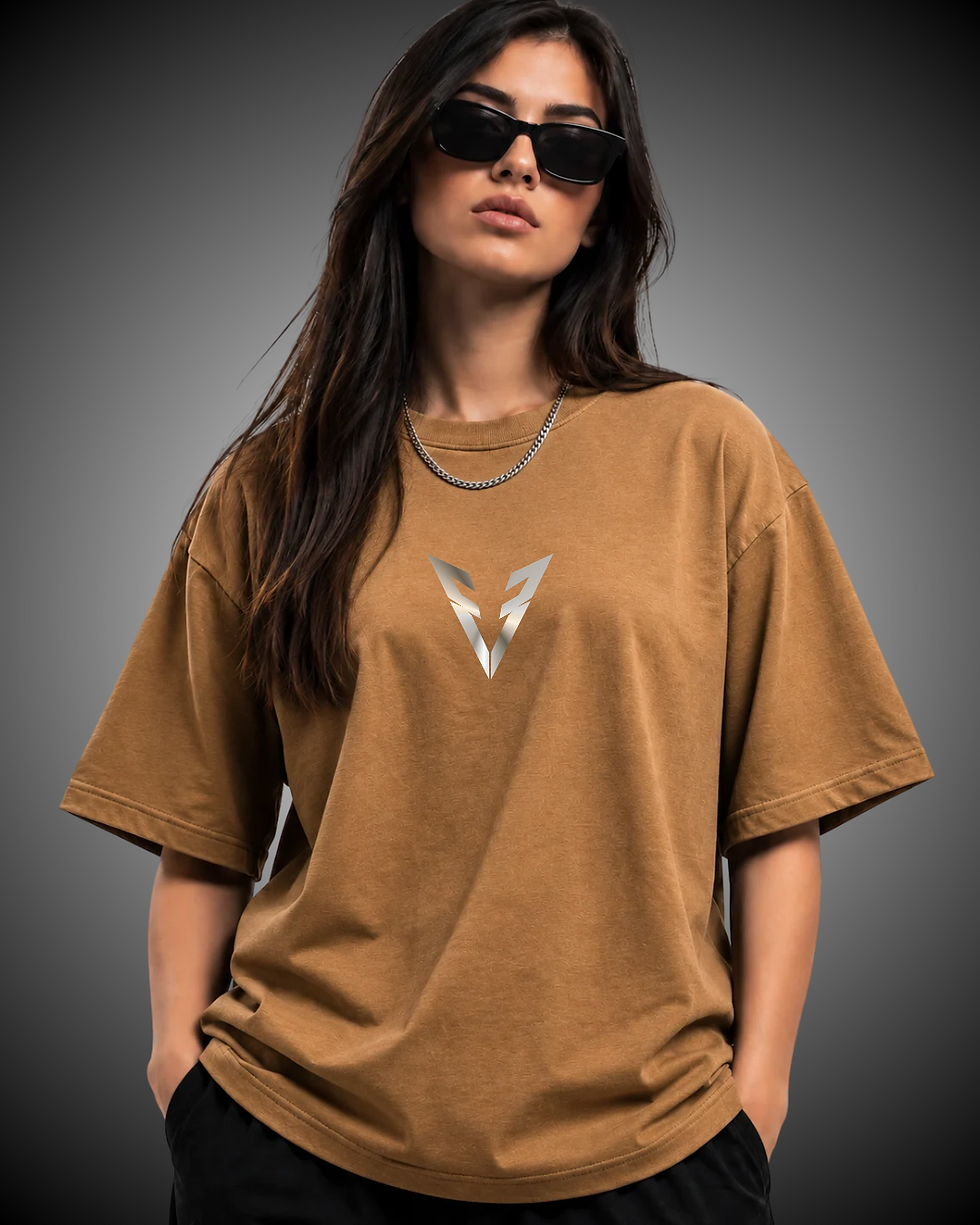 Mulher usando Camiseta Oversized Unisex Valkor marrom.