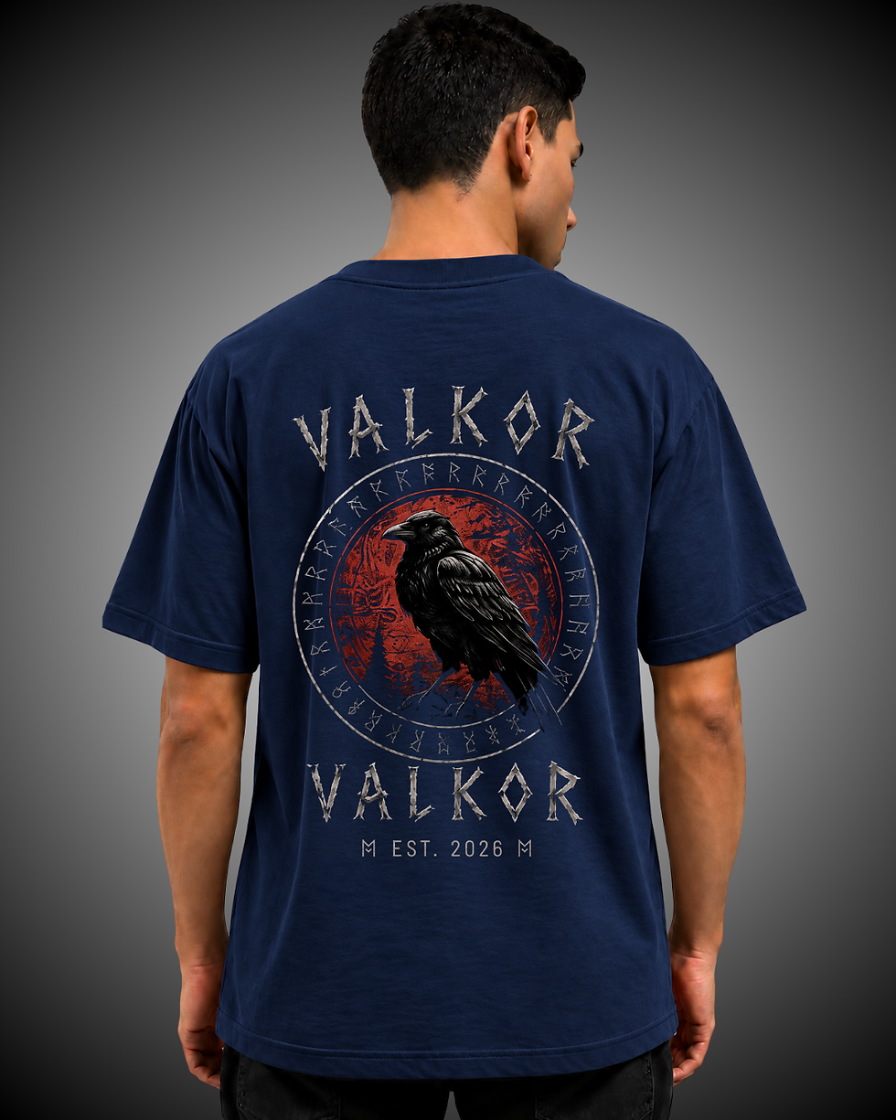 Costas da camiseta oversized Valkor azul marinho com estampa de corvo.