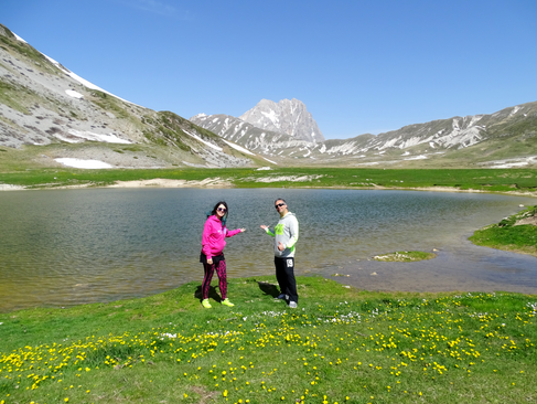 Carmine e Linda con Sfondo Lago Pietranzoni a Campo Imperatore