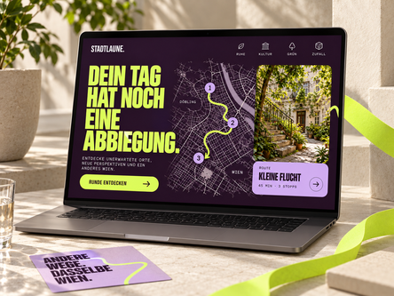 Digitaler STADTLAUNE Markenauftritt auf einem Notebook mit auberginefarbenem Layout, Limettentypografie und illustrativer Wiener Route.