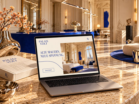 Digitaler Palais-Volt-Markenauftritt auf einem Notebook mit kobaltblauen Flächen und historischer Palaisarchitektur.