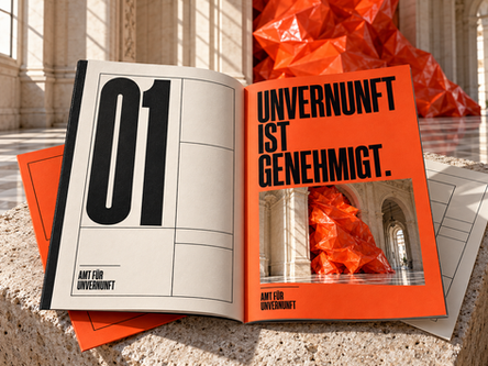 Offenes Programmheft des Amts für Unvernunft mit orangefarbenen Seiten, Aktenzeichen und modularer Editorialgestaltung.